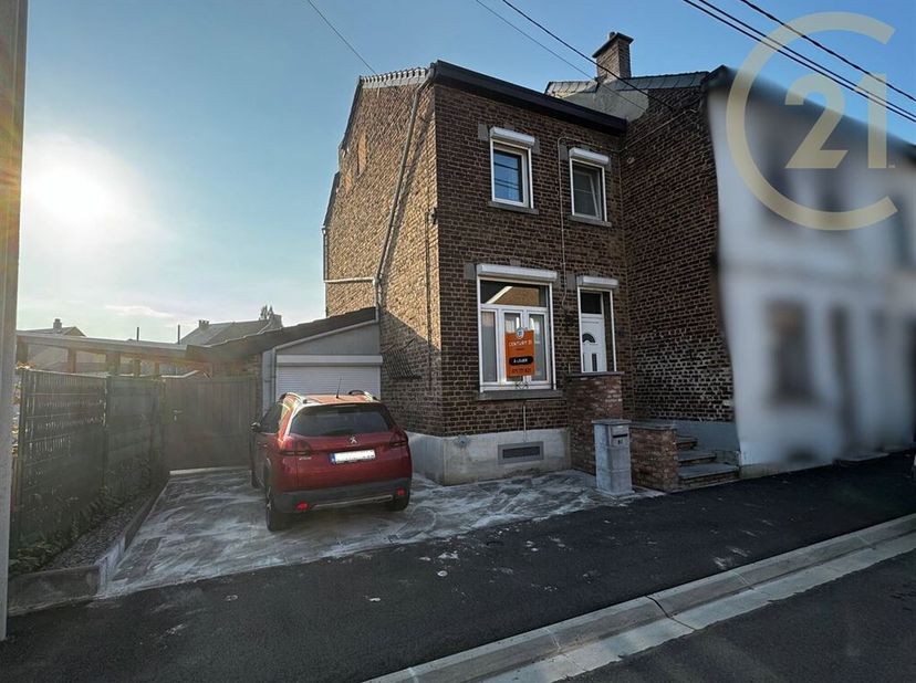 Century 21 Alliance presenteert dit charmante huisje in een rustige wijk van Auvelais, dicht bij alle voorzieningen.<br />
De begane grond bestaat uit