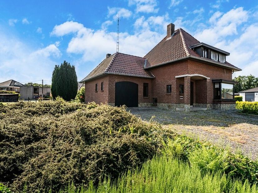 Ben je op zoek naar een open bebouwing op een mooi, ruim perceel en steek je graag jouw handen uit de mouwen om dit volledig naar uw smaak te renovere
