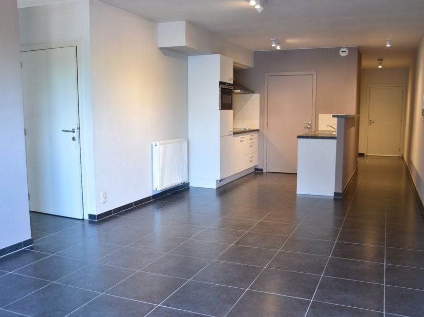 Instapklaar appartement op een centrale ligging te Gullegem. U bevindt zich op wandelafstand van bakker, slager en supermarkten. Ook scholen en andere