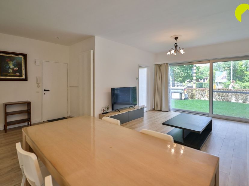 IN OPTIE Nabij het centrum van Edegem vinden we dit gerenoveerd appartement (85m²) met 2 à 3 slaapkamers.<br />
Het gebouw is van 1976 en bestaat uit