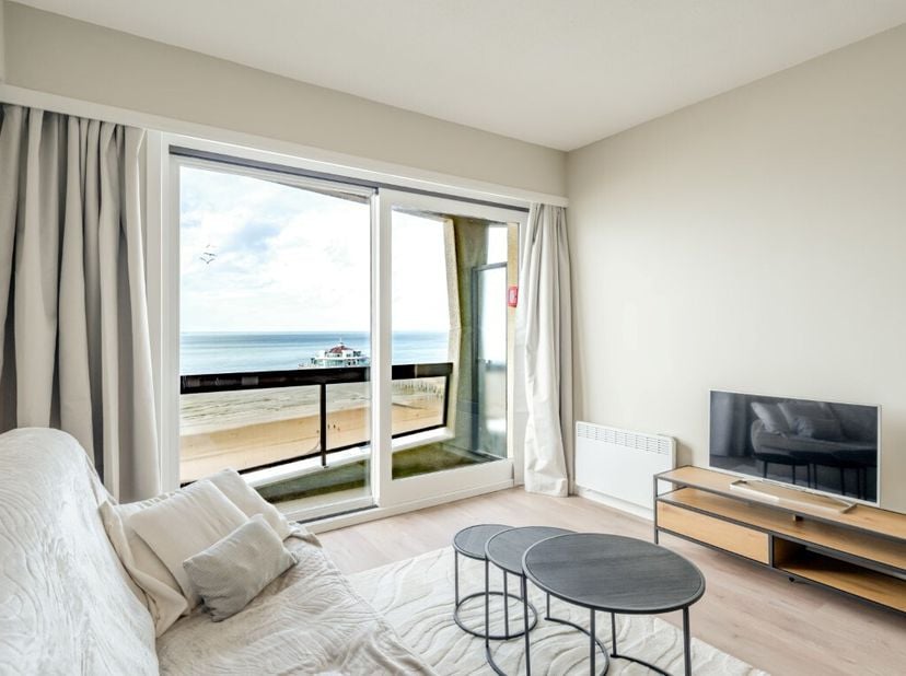 Op de negende verdieping van een verzorgde residentie aan zee bevindt zich dit volledig vernieuwde appartement, waar klasse, rust en comfort samenkome