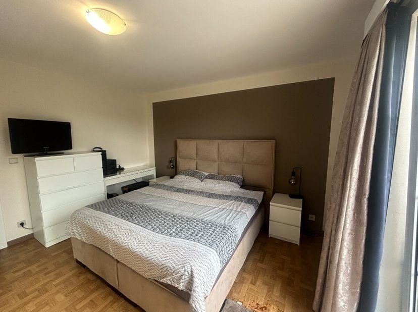 Gezellig appartement te Hamont-centrum:Indeling: inkomhal, 2 slaapkamers, balkon, badkamer, toilet, woonkamer, keuken, wasplaats &amp; garage.Uitstekende