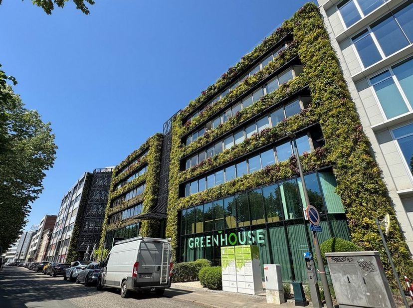 50m² gemeubelde kantoorruimte met 6 werkposten<br />
Ligging: vlakbij enkele grote uitvalswegen (E17/E19/A12/E34/E313) en op wandelafstand van tram- e