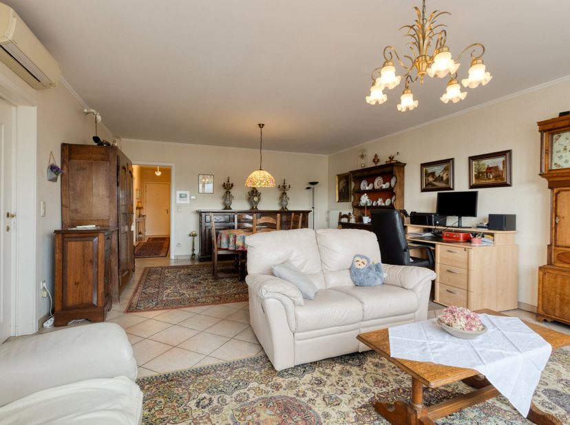 Dit appartement is gunstig gelegen in het bruisende centrum, vlak bij het station, het openbaar vervoer en de winkelstraten. Er is een vlotte verbindi