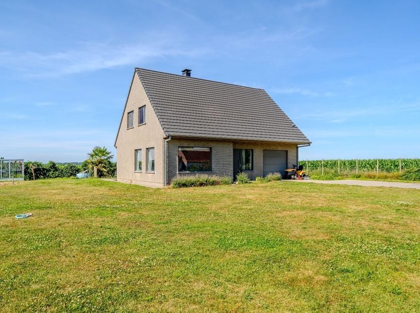 Uiterst rustig gelegen tussen de velden, aan Hogevorst 29, stellen wij u graag deze ruime woning voor op een perceel van ca. 2.800 m². Rust, ruimte en
