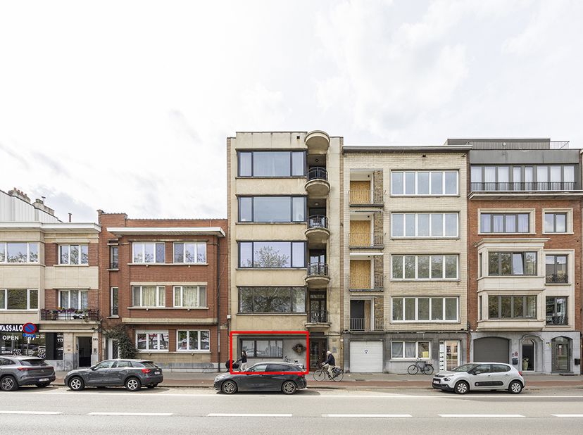 LOT 1: GELIJKVLOERS APPARTEMENT -<br />
<br />
Goed onderhouden.<br />
Met tuin. <br />
Indeling: living, hall, wc, badkamer, twee slaapkamers, keuken
