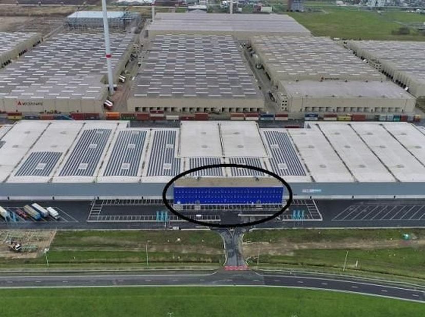 Multifunctionele kantoorruimte te huur in de Waaslandhaven nabij Antwerpen. Dit gebouw ligt op 4 km van de R2 en niet ver van de E34. Goede verbinding