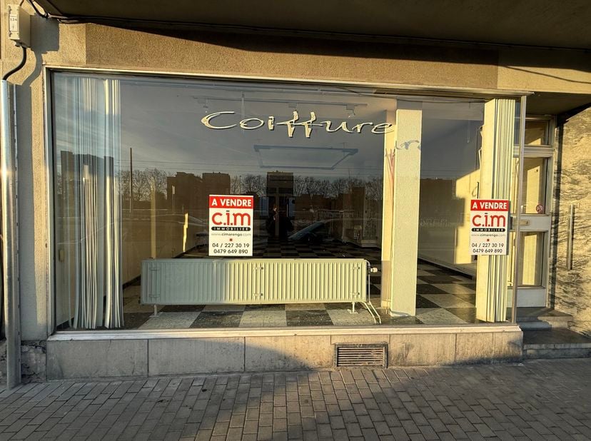 Rez commercial à Liège en face du tram composé d'une surface commerciale de 90 m2 + 34 m² de cour, deux pièces à l'arrière pouvant servir de bureaux o