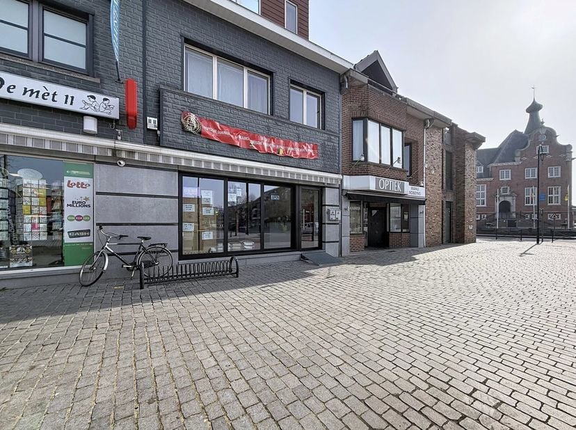 Dit handelspand is gelegen op de markt te Dessel en werd gerenoveerd door de huidige eigenaar.<br />
De ligging is ideaal en biedt voldoende parkeerge