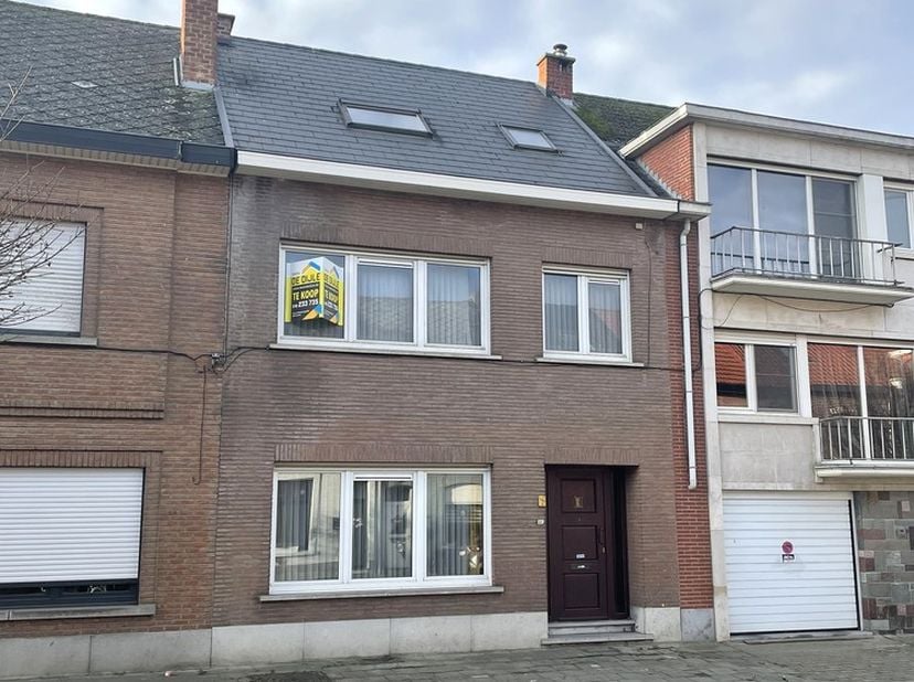 Deze ruime en centraal gelegen gezinswoning bevindt zich in de dorpskern van Herent, op slechts enkele minuten van Leuven.<br />
Dankzij de nabijheid