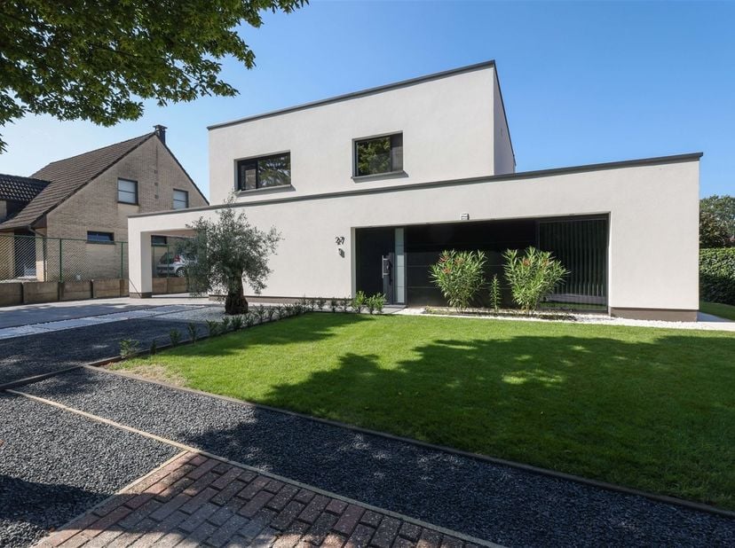 Stijlvol gerenoveerde én energiezuinige woning met 4 slaapkamers gelegen in een residentiële omgeving <br />
<br />
Omgeving:<br />
+ Rustig gelege
