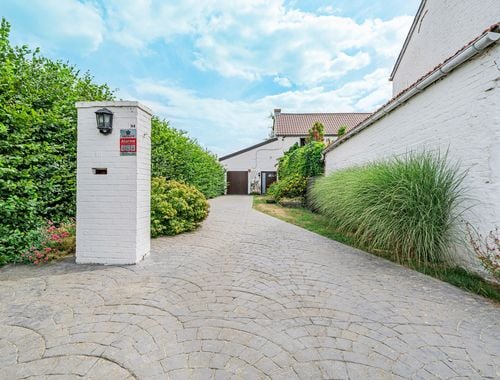                                         Woning te koop in Rèves, € 349.000
