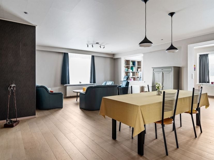 Ruim duplex appartement  met 4 slpks, 4 buitengevels, groot terras, tuin en EPC B!<br />
Dit duplex app. geniet van een uitstekende ligging vlakbij he