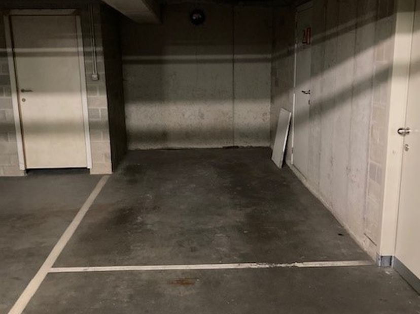 Ondergrondse autostaanplaats ( nr 8 ). Momenteel verhuurd voor €75/maand. Voor verdere info of afspraak bel 0473 33 33 35.