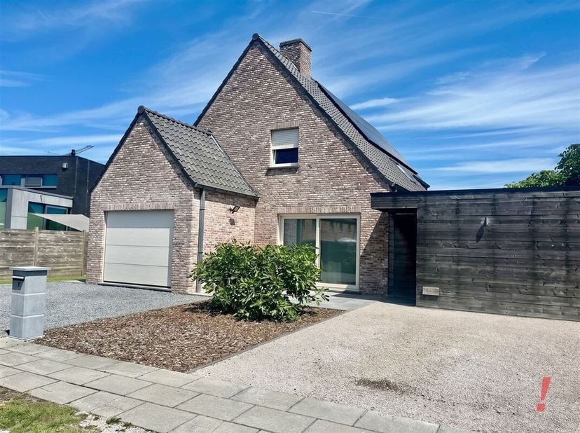Alleenstaande villa op een mooi perceel van 562 m2. <br />
Dit pand omvat een inkomhal met gastentoilet, ruime lichtrijke woonkamer met eet-en zithoek