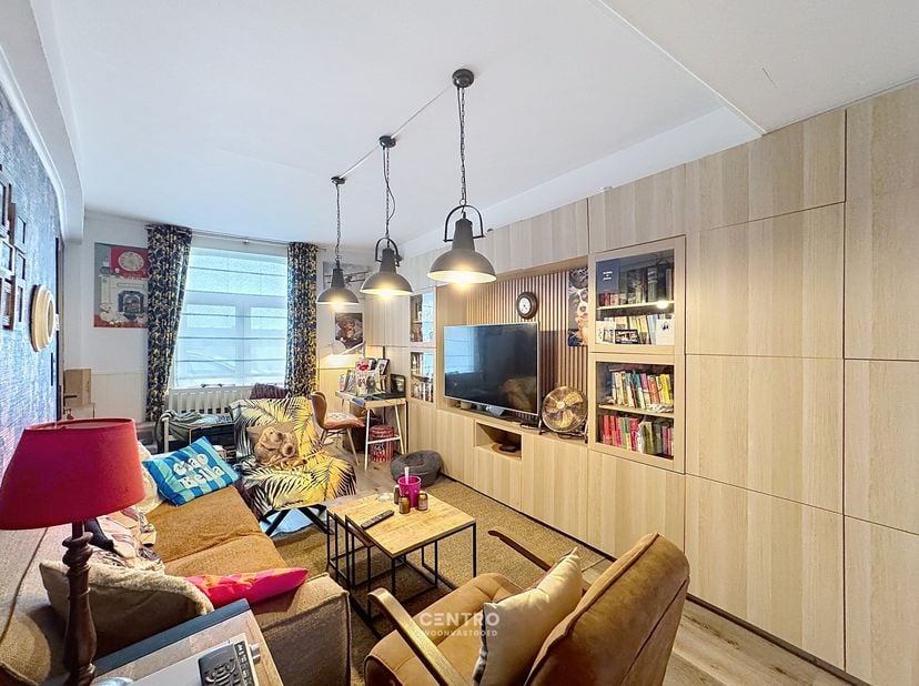 Charmant gelegen woning met 2 à 3 slpks te Lissewege!<br />
<br />
INDELING:<br />
Gelijkvloers:<br />
Inkomhal - living (met veel inbouwkasten) en KW