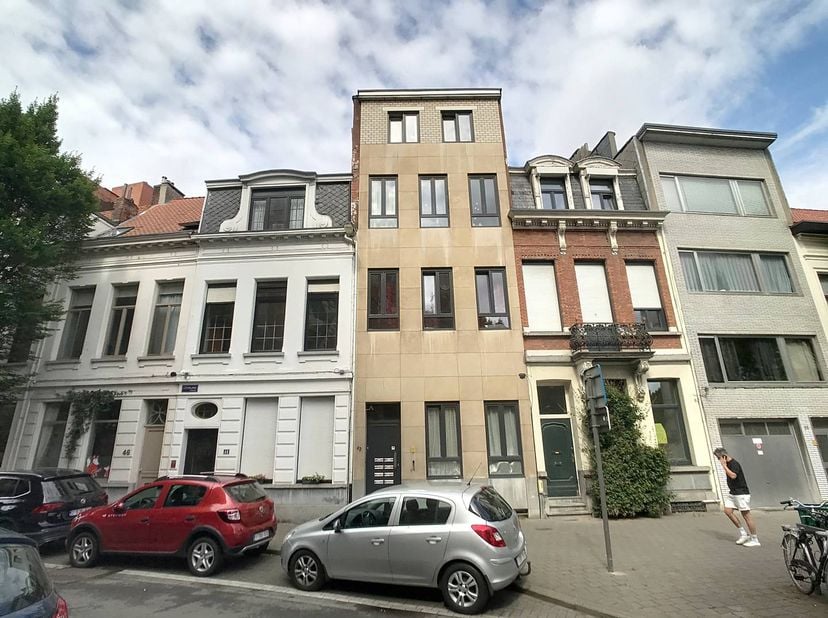 Dit op te frissen huis van ca. 330 m² met 8 studio's is gelegen in een rustige straat aan de Sint-Willibrorduskerk te Antwerpen. Alle studio’s hebben