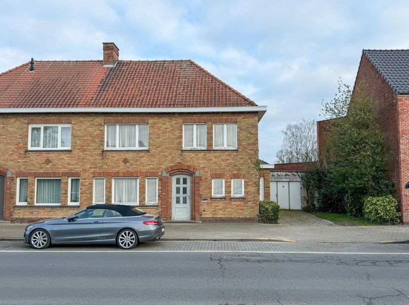 Deze kloeke half-open bebouwing heeft een mooi renovatiepotentieel en kan perfect omgevormd worden tot ruime gezinswoning, gunstig gelegen vlakbij het