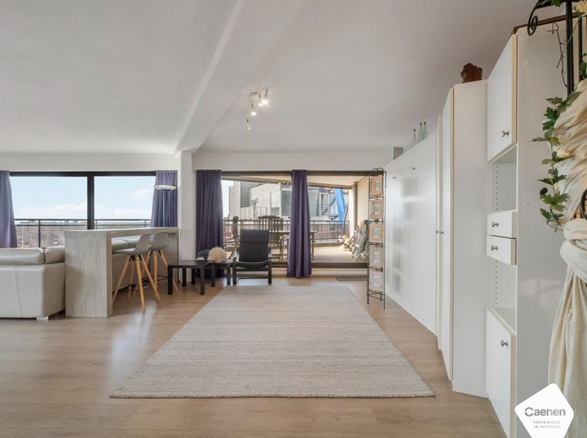 Dit instapklare&amp;nbsp;één slaapkamer&amp;nbsp;appartement&amp;nbsp;situeert zich op een&amp;nbsp;unieke&amp;nbsp;locatie&amp;nbsp;in het midden van de&amp;nbsp;Zeedijk. Via de