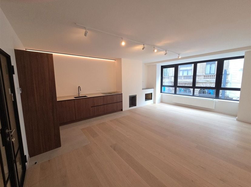MODERNE GENT APPARTEMENT MET TWEE SLAAPKAMERS EN UITZONDERLIJKE AFWERKING<br />
<br />
Welkom in dit prachtig gerenoveerde appartement van 91,16 m²
