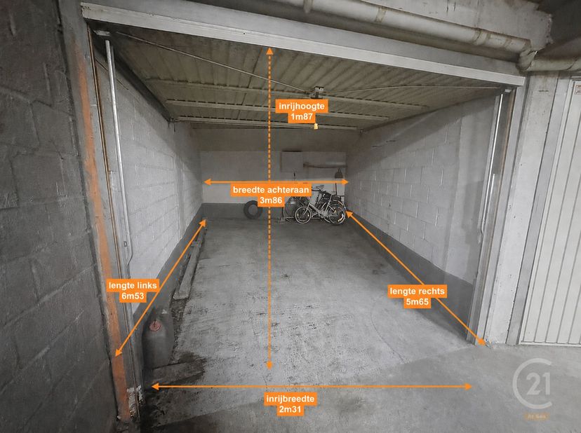 Afgesloten garagebox in het garagecomplex De Polders te Westende-Bad, op een gunstige ligging nabij het strand, de zeedijk en het centrum. Dankzij de