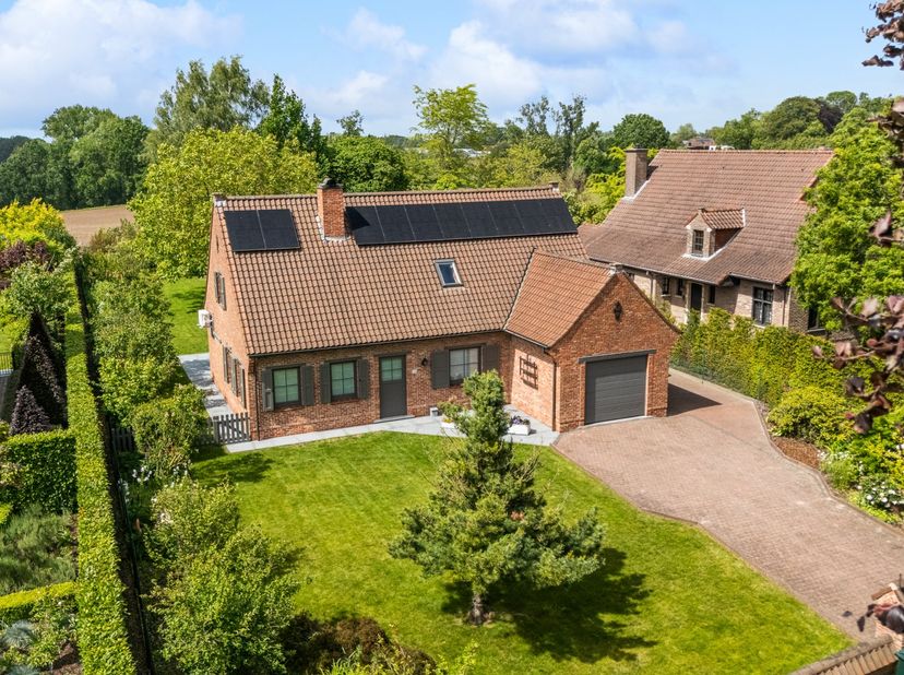 Nestled in the picturesque village of Nokere, this spacious family villa is set on a beautiful plot of no less than 1,576 m². Here, you can enjoy comp