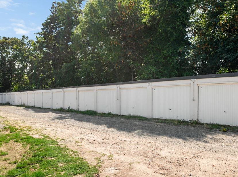 Garage à vendre dans un emplacement idéal à Malines. Idéal pour garer en toute sécurité une voiture ou une moto, ou comme espace de rangement suppléme