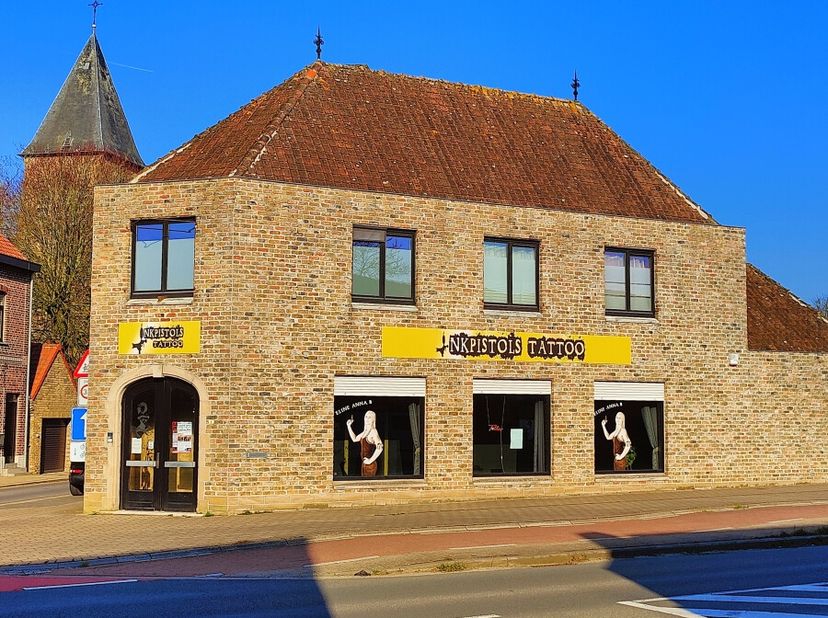 Gelegen langs de Menenstraat (N8) vindt u dit aantrekkelijke handelspand. Momenteel wordt de ruimte gebruikt als een succesvolle tattooshop. Het pand