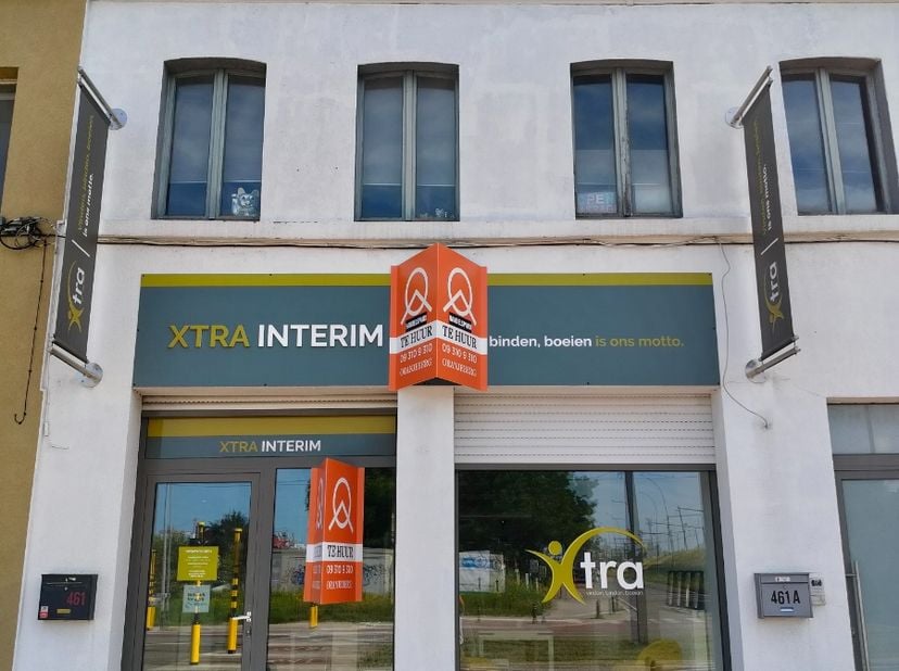 Op een uitstekende zichtlocatie langs de Brusselsesteenweg in Gentbrugge bevindt zich deze instapklare en lichtrijke commerciële ruimte van 115 m² en