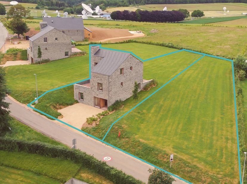 A Redu, village bien connu pour être le village du livre, et non loin de l'ESA, venez découvrir cette jolie villa contemporaine en pierre du pays. Ave
