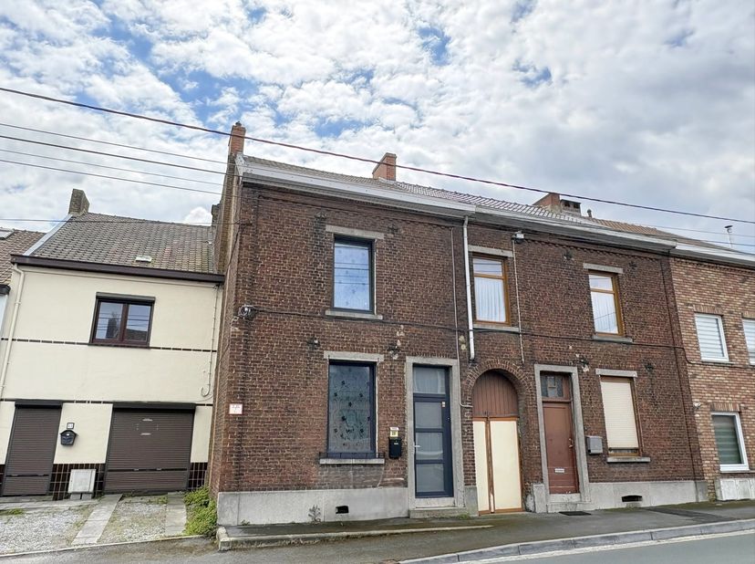 Chouette maison 3 façades à rafraichir offrant de beaux volumes et un beau potentiel d’aménagement, idéale pour un premier achat comprenant:<br />
Rez
