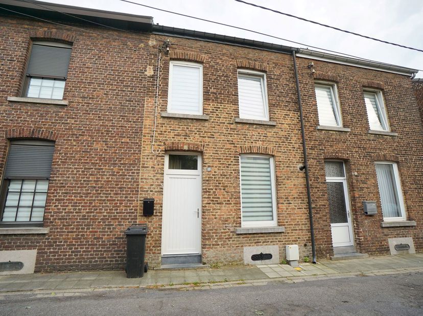 Maison 3 chambres entièrement rénovée en 2019, située dans une rue en cul de sac et à proximité des facilités comprenant: <br />
Rez: Salon - cuisine