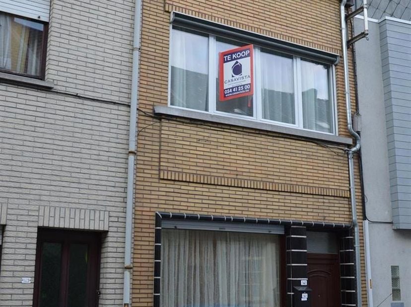 OPGEFRISTE GEZINSWONING MET TUIN. Dit gezellig pand is gelegen op een perceel van 260m2 met een prachtig uitzicht op de Dender en de gloednieuwe recre