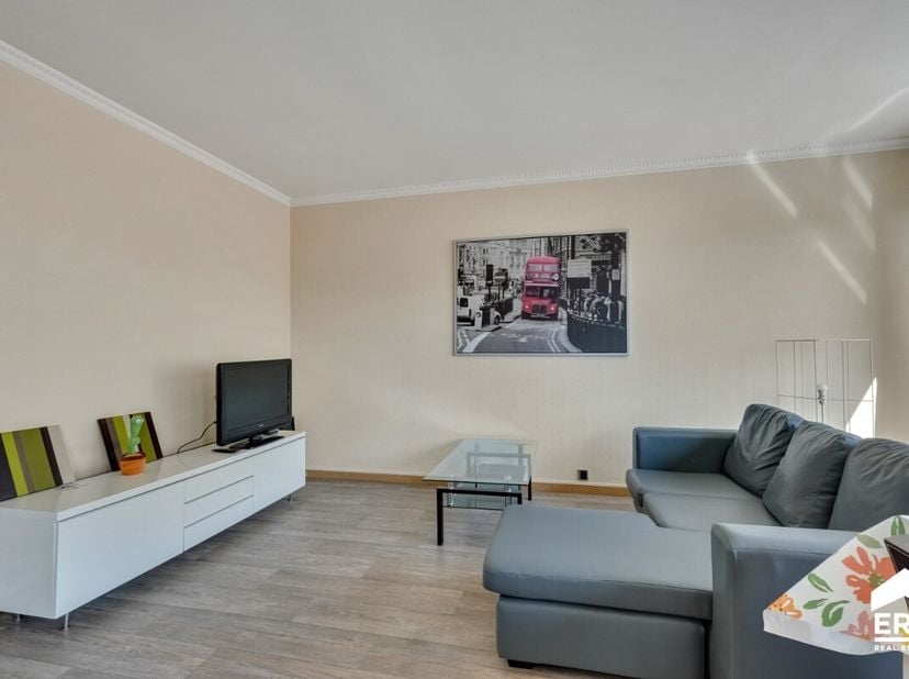 Dit verzorgd appartement met 3 slaapkamers ligt pal in het centrum van Genk, op wandelafstand van winkels, scholen, openbaar vervoer, horeca en het st