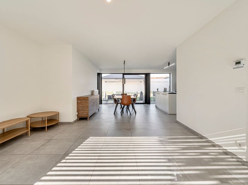 Halfopen woning met 3 slaapkamers te huur in Geluwe!<br />
We komen binnen via de inkomhal met gastentoilet. We gaan verder naar de ruime leefruimte m