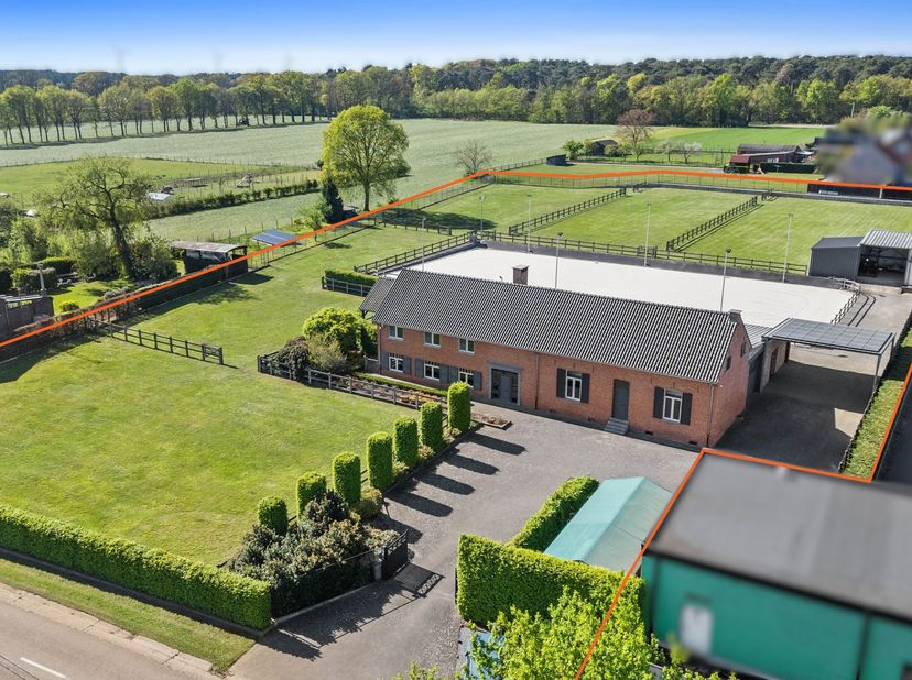 HEUSDEN-ZOLDER - Hoeve met paardenaccommodatie <br />
Deze statige hoeve onderging in 2008 een totaalrenovatie waarbij er veel aandacht werd besteed a