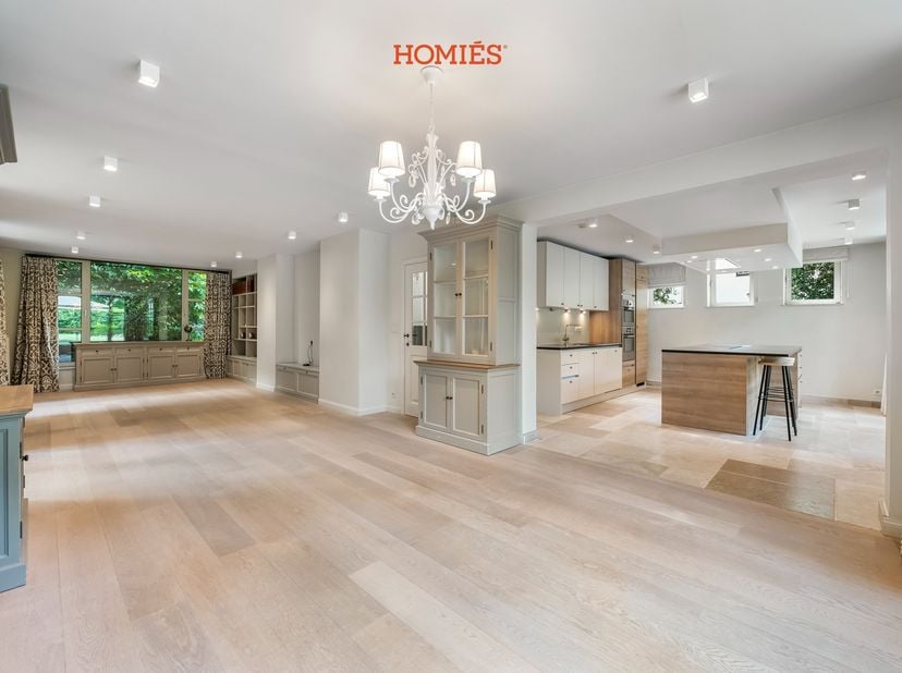 Verscholen op een prachtig privédomein bevindt zich deze charmante, atypische woning/kantoor. Een unieke kans voor wie op zoek is naar rust, comfort e