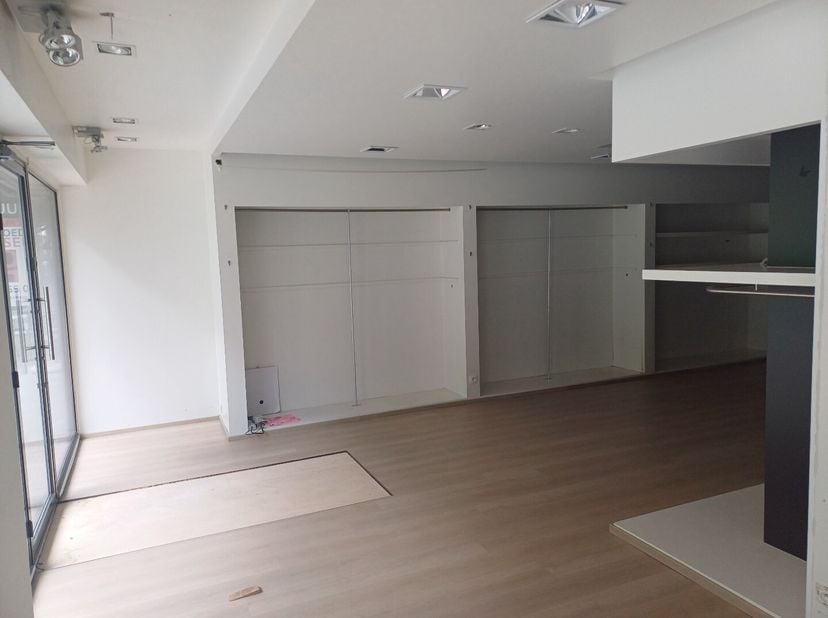 Instapklare handelsruimte (2 delig - 2 panden samen)  van +/- 110  m2 midden in het centrum van Neer(Pelt). Toilet (2 x) Wasbakje. Bergingruimte. Keuk