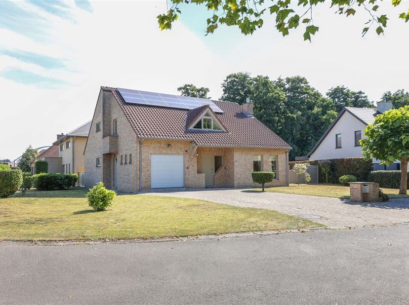 Verrassend ruime gezinswoning met 3 mogelijk 4 slaapkamers in prachtige groene omgeving<br />
Omgeving:<br />
+ Gelegen in een rustige woonomgeving -