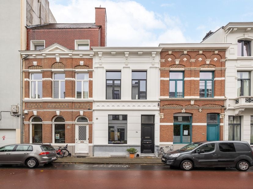 Wonen op één van de meest gegeerde locaties van Antwerpen? Dit charmante, compacte herenhuis bevindt zich in het geliefde Zurenborg, een buurt die bek