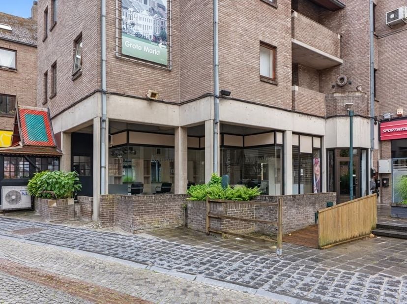 In de Abdijstraat 4 in Sint-Truiden bevindt zich deze instapklare handelsruimte, perfect geschikt voor wie op zoek is naar een kwalitatieve en verzorg