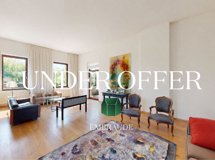 Cette propriété de plus de 425m² habitables offre un potentiel exceptionnel d’aménagement, grâce à son agencement (2 entrées séparées), elle permet d’
