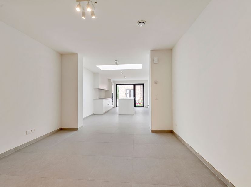 Woning met 3 slaapkamers te huur in Poperinge!<br />
We komen binnen in de inkomhal met toegang tot een gastentoilet alsook een ruime bergruimte. Daar