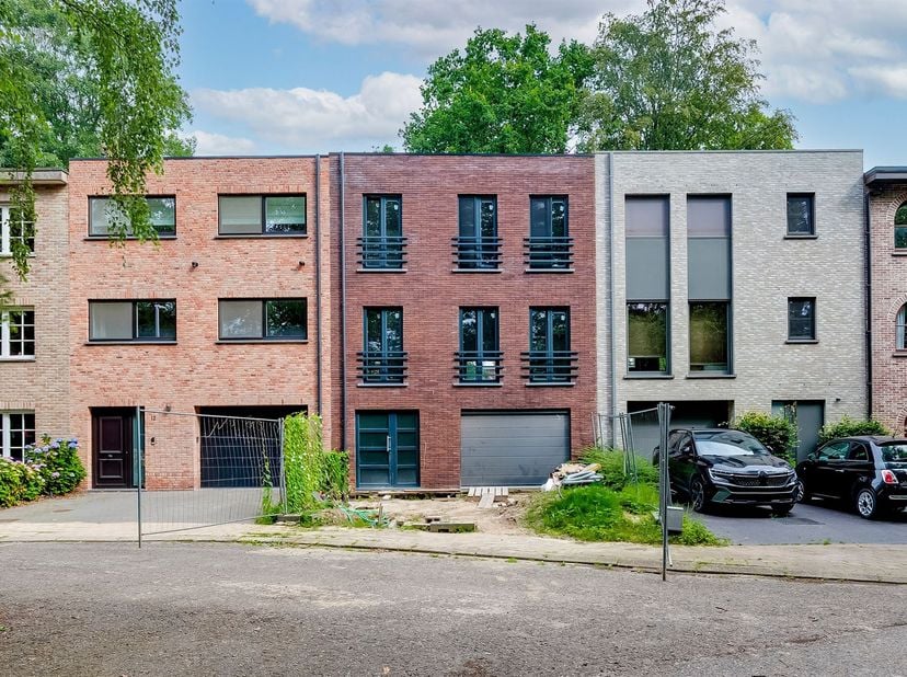 Prachtige verder af te werken woning met grote tuin te Kapellen<br />
<br />
Volgende werken werden reeds uitgevoerd in de woning:<br />
<br />
Al