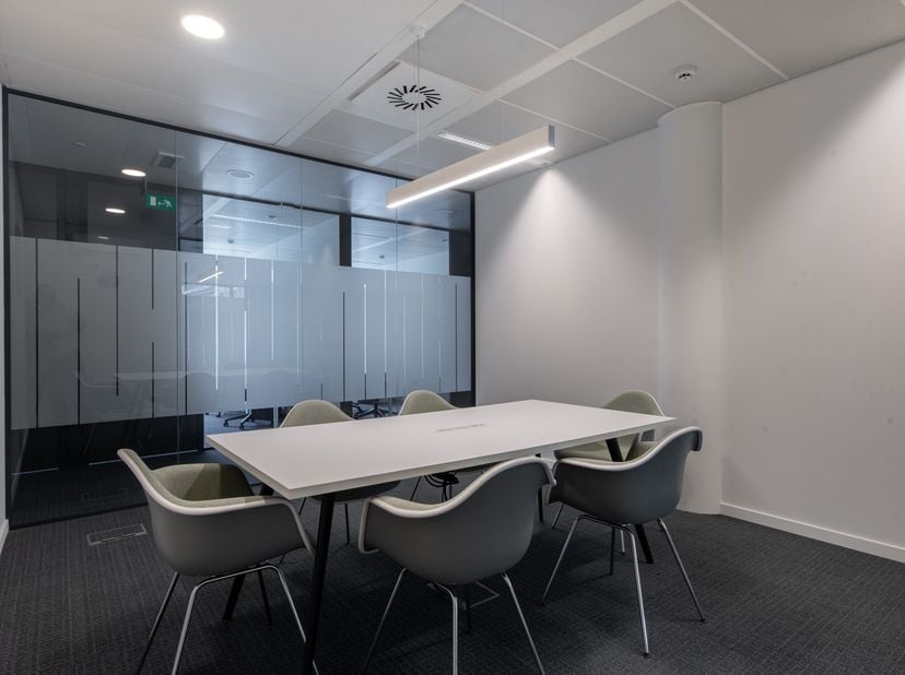 Verhuis naar een kant-en-klare gemeubileerde kantoorruimte met service voor 10 werknemers in Regus EU Square de Meeûs<br />
<br />
Dit aanbod omvat ee