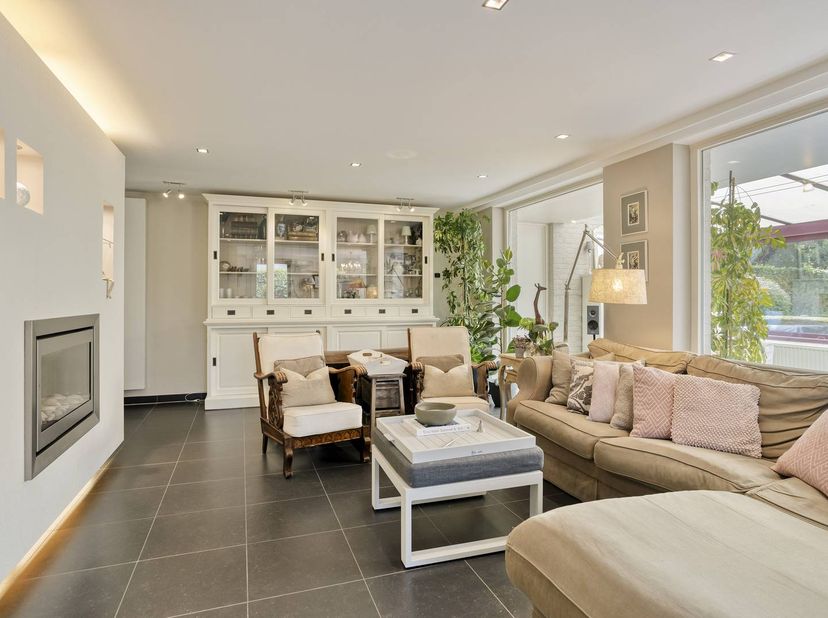 Welkom in de Sint-Jansstraat 4 te Kuringen (Hasselt), in deze rustige straat zonder doorgaand verkeer bevindt zich deze verrassend ruime woning met ee