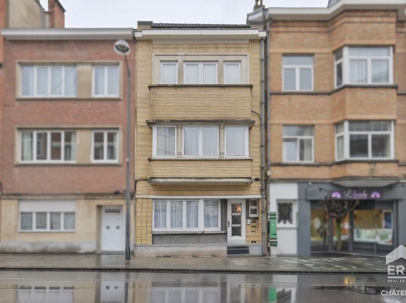 Ontdek dit opbrengstpand dat feitelijk is ingedeeld in 3 woningen (volgens de wettelijke regeling gaat het om 2 woningen), met een oppervlakte van ong