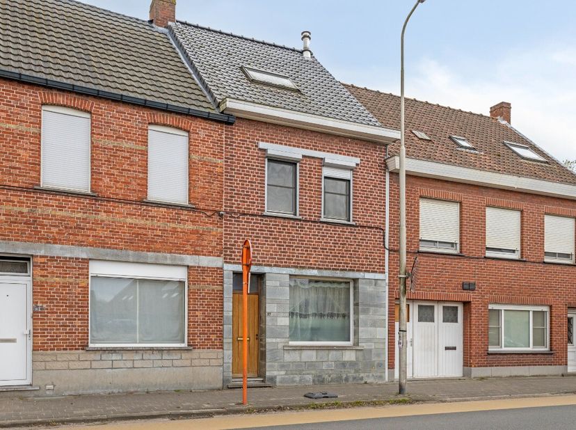 Cette maison à Waregem offre 4 chambres, un séjour lumineux, une cuisine entièrement équipée, une salle de bain avec douche à litalienne, un garage et