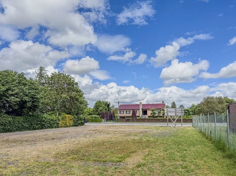 NIEUWE VOORWAARDEN!<br />
<br />
Uniek perceel bouwgrond van 1.500m² (25m breed x 60m diep, aan 265€/m²) met in het verlengde een gelijklopend, aanpal