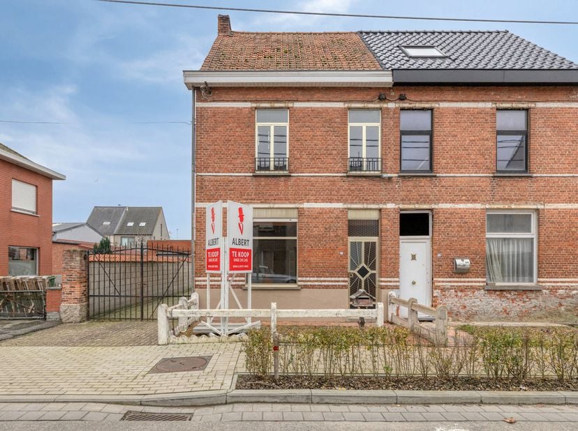 Ben je op zoek naar een renovatieproject of een interessante investeringsopportuniteit met veel potentieel? Dan is deze woning zeker het ontdekken waa